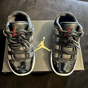 Jordan black and white 11 low